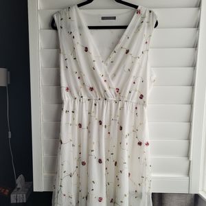 💗SALE💗Delicate white dress with floral detailing - size L Suzy Shier
